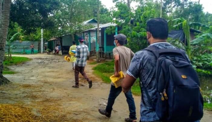 কবি রোকন শাহরিয়ার সোহাগের ঈদ সামগ্রী বিতরণ কবি রোকন শাহরিয়ার সোহাগের ঈদ সামগ্রী বিতরণ