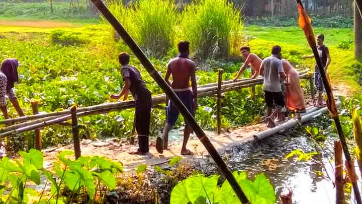 মুক্তাগাছায় স্বেচ্ছাশ্রমে ব্রীজ নির্মাণ মুক্তাগাছায় স্বেচ্ছাশ্রমে ব্রীজ নির্মাণ