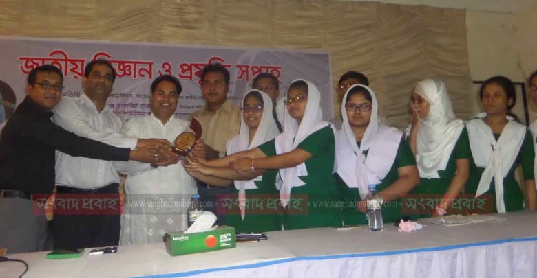 আমাদের সন্তানরাই ২০৪১ সালে সোনার বাংলাদেশ গড়বে - সালাহউদ্দিন আহমেদ মুক্তি এমপি সোনার বাংলা গড়বে বিজ্ঞান মেলায় প্রধান অতিথির কাছ থেকে পুরস্কার নিচ্ছেন বিজয়ী শিক্ষর্থীরা