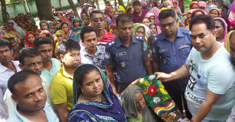 মুক্তাগাছায় এমপি মুক্তির উদ্যোগে বস্ত্র বিতরণ বস্ত্র বিতরণ করছেন এমপি