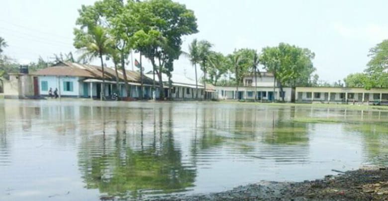 বিদ্যালয়ের মাঠ নয় যেন এক বিশাল পুকুর! বিদ্যালয়ের মাঠ নয় যেন এক বিশাল পুকুর!