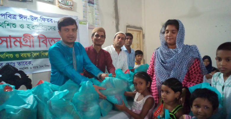 মুক্তাগাছায় পথশিশু ও হতদরিদ্রদের মাঝে ঈদসামগ্রী বিতরণ মুক্তাগাছায় পথশিশু ও হতদরিদ্রদের মাঝে ঈদসামগ্রী বিতরণ