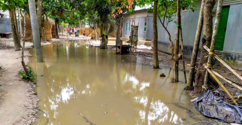 রাস্তায় হাঁটু পানি, সমস্যায় সহস্র মানুষ হাঁটু পানি রাস্তায় হাঁটু পানি, সমস্যায় সহস্র মানুষ
