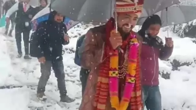 বরফে চার কিলোমিটার হেঁটে বিয়ে করতে গেলেন বর বরফে চার কিলোমিটার হেঁটে বিয়ে করতে গেলেন বর