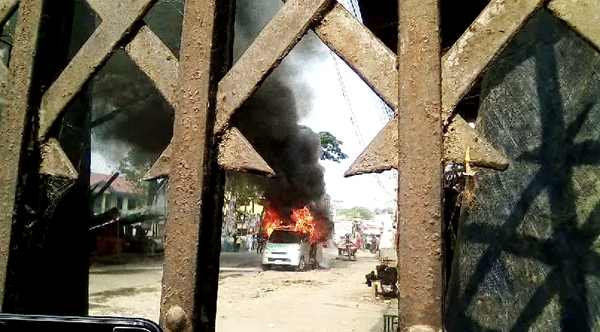 মুক্তাগাছায় এ্যাম্বুলেন্সে আগুন মুক্তাগাছায় এ্যাম্বুলেন্সে আগুন