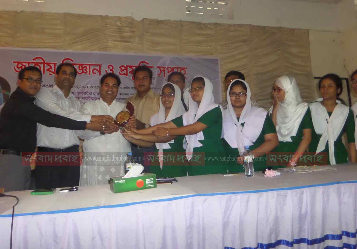 আমাদের সন্তানরাই ২০৪১ সালে সোনার বাংলাদেশ গড়বে - সালাহউদ্দিন আহমেদ মুক্তি এমপি সোনার বাংলা গড়বে বিজ্ঞান মেলায় প্রধান অতিথির কাছ থেকে পুরস্কার নিচ্ছেন বিজয়ী শিক্ষর্থীরা