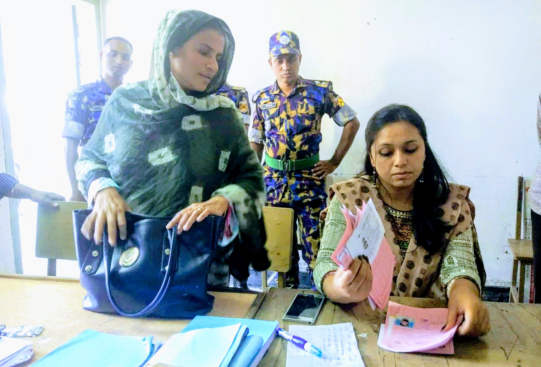 মুক্তাগাছায় মহিলা ইউপি সদস্যের কাছ থেকে ১০টাকা কেজির চালের কার্ড উদ্ধার মুক্তাগাছায় মহিলা ইউপি সদস্যের কাছ থেকে ১০টাকা কেজির চালের কার্ড উদ্ধার