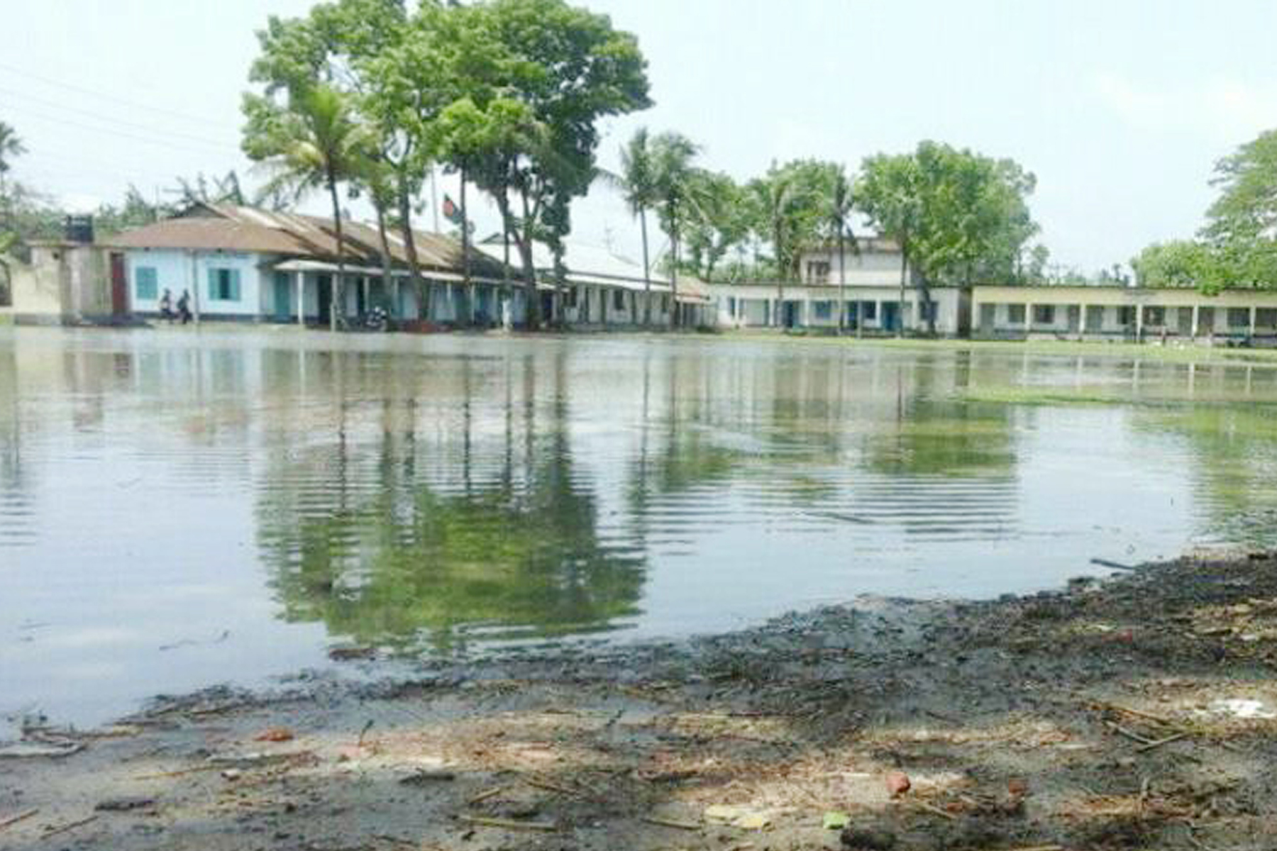 বিদ্যালয়ের মাঠ নয় যেন এক বিশাল পুকুর! বিদ্যালয়ের মাঠ নয় যেন এক বিশাল পুকুর!