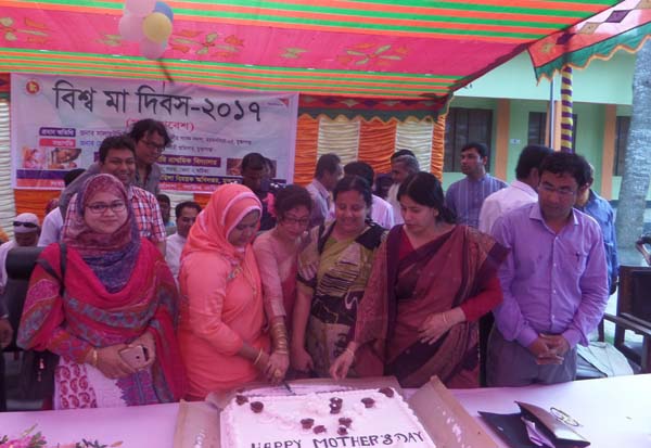 শিক্ষিত জাতি গঠনে প্রত্যেক মা’কে আদর্শ মা হতে হবে -বেগম জোসনারা মুক্তি শিক্ষিত জাতি গঠনে প্রত্যেক মা’কে আদর্শ মা হতে হবে -বেগম জোসনারা মুক্তি মা দিবসে কেক কাটছেন প্রধান অতিথি
