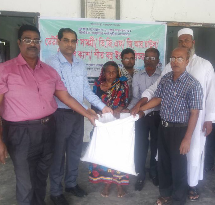 মুক্তাগাছায় ঝড়ে ক্ষতিগ্রস্থদের মাঝে চাল বিতরণ মুক্তাগাছায় ঝড়ে ক্ষতিগ্রস্থদের মাঝে চাল বিতরণ ক্ষতিগ্রস্থদের মাঝে চাল বিতরণ