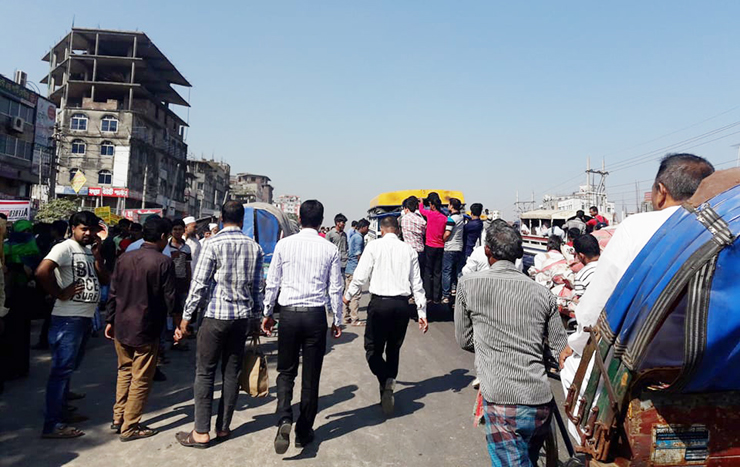 ঢাকামুখী গণপরিবহন বন্ধ, বিপাকে যাত্রীরা ঢাকামুখী গণপরিবহন বন্ধ হঠাৎ বাস বন্ধ, বিপাকে যাত্রীরা