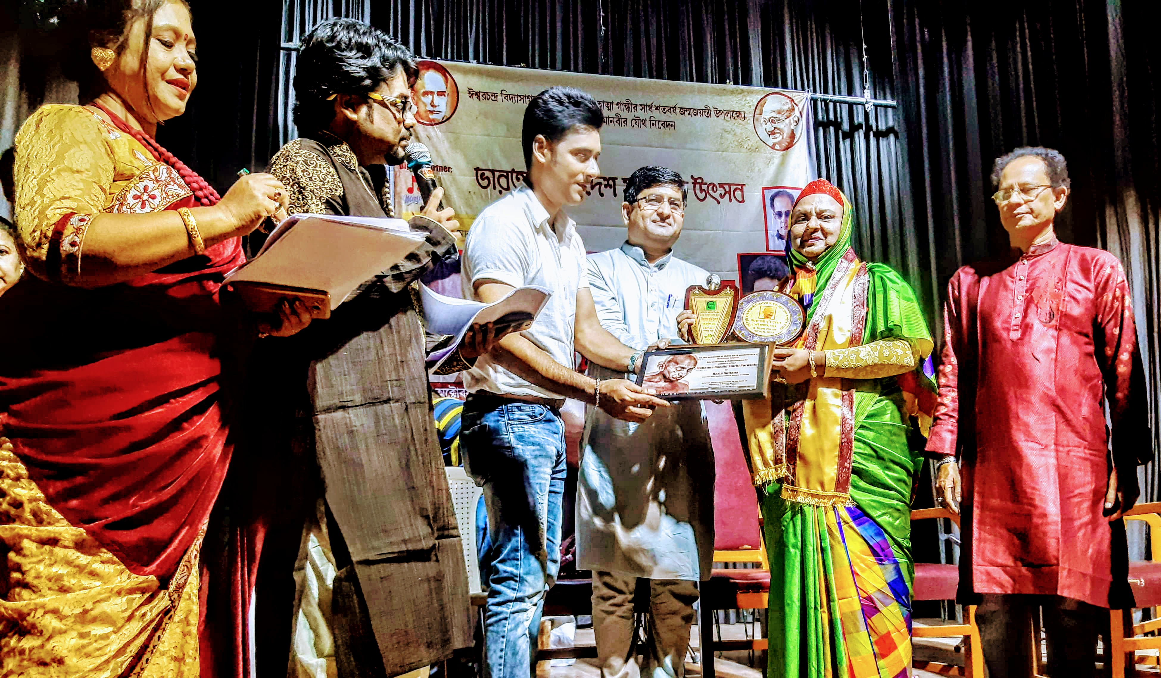 কবি রাজিয়া সুলতানা'র বিদ্যাসাগর ও মহাত্মা গান্ধী স্মৃতি পুরস্কার অর্জন কবি রাজিয়া সুলতানা'র বিদ্যাসাগর ও মহাত্মা গান্ধী স্মৃতি পুরস্কার অর্জন