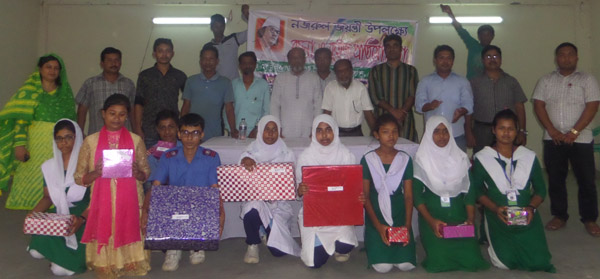 মুক্তাগাছায় নজরুল জন্মজয়ন্তী উপলক্ষে রচনা ও কুইজ প্রতিযোগিতা নজরুল জন্মজয়ন্তী বিজয়ীদের সাথে অতিথিবৃন্দ