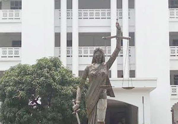 সুপ্রিম কোর্টের অ্যানেক্স ভবনের সামনে ভাস্কর্য পুনঃস্থাপন সুপ্রিম কোর্টের সামনে অ্যানেক্স ভবনের সামনে পুনঃস্থাপন করা হয়েছে সুপ্রিম কোর্টের সামনে থেকে সরিয়ে নেওয়া ভাস্কর্যটি