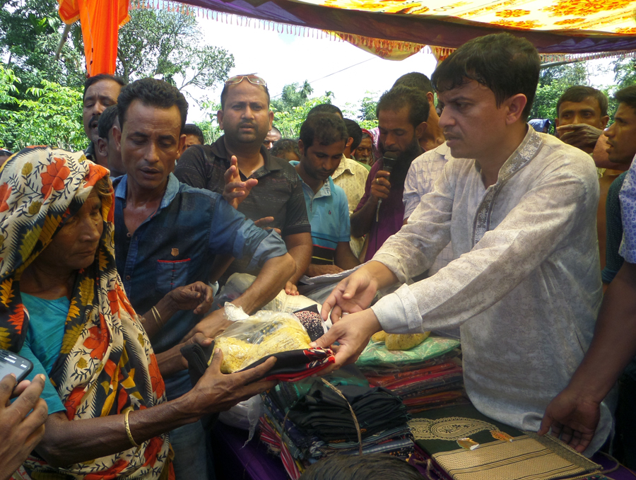 মুক্তাগাছায় মোঃ তারেকের উদ্যোগে ত্রাণ বিতরণ মুক্তাগাছা মুক্তাগাছায় মোঃ তারেকের উদ্যোগে ত্রাণ বিতরণ