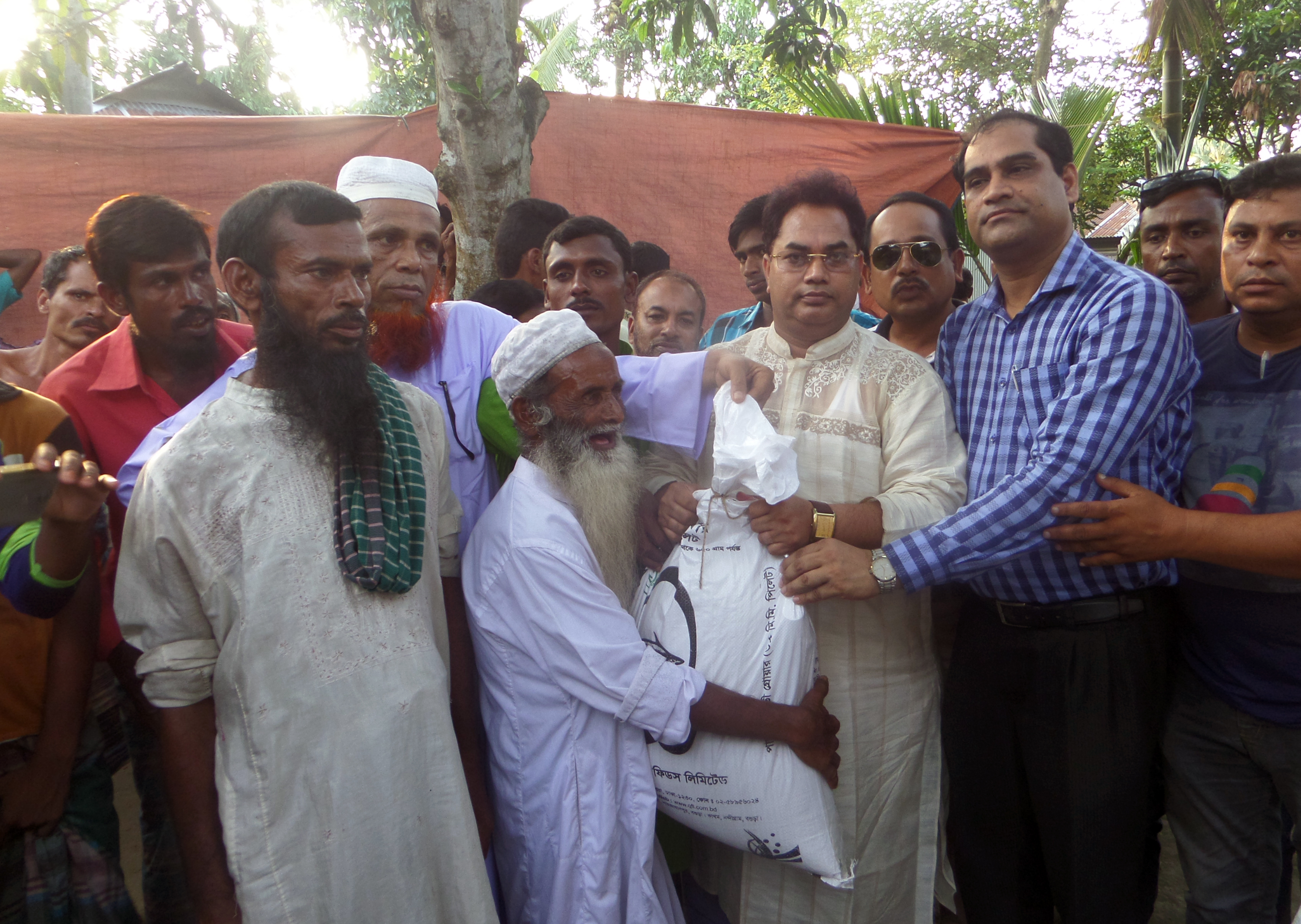 মুক্তাগাছায় বন্যার্তদের পাশে এমপি সালাহউদ্দিন আহমেদ মুক্তি মুক্তাগাছায় বন্যার্তদের পাশে এমপি সালাহউদ্দিন আহমেদ মুক্তি