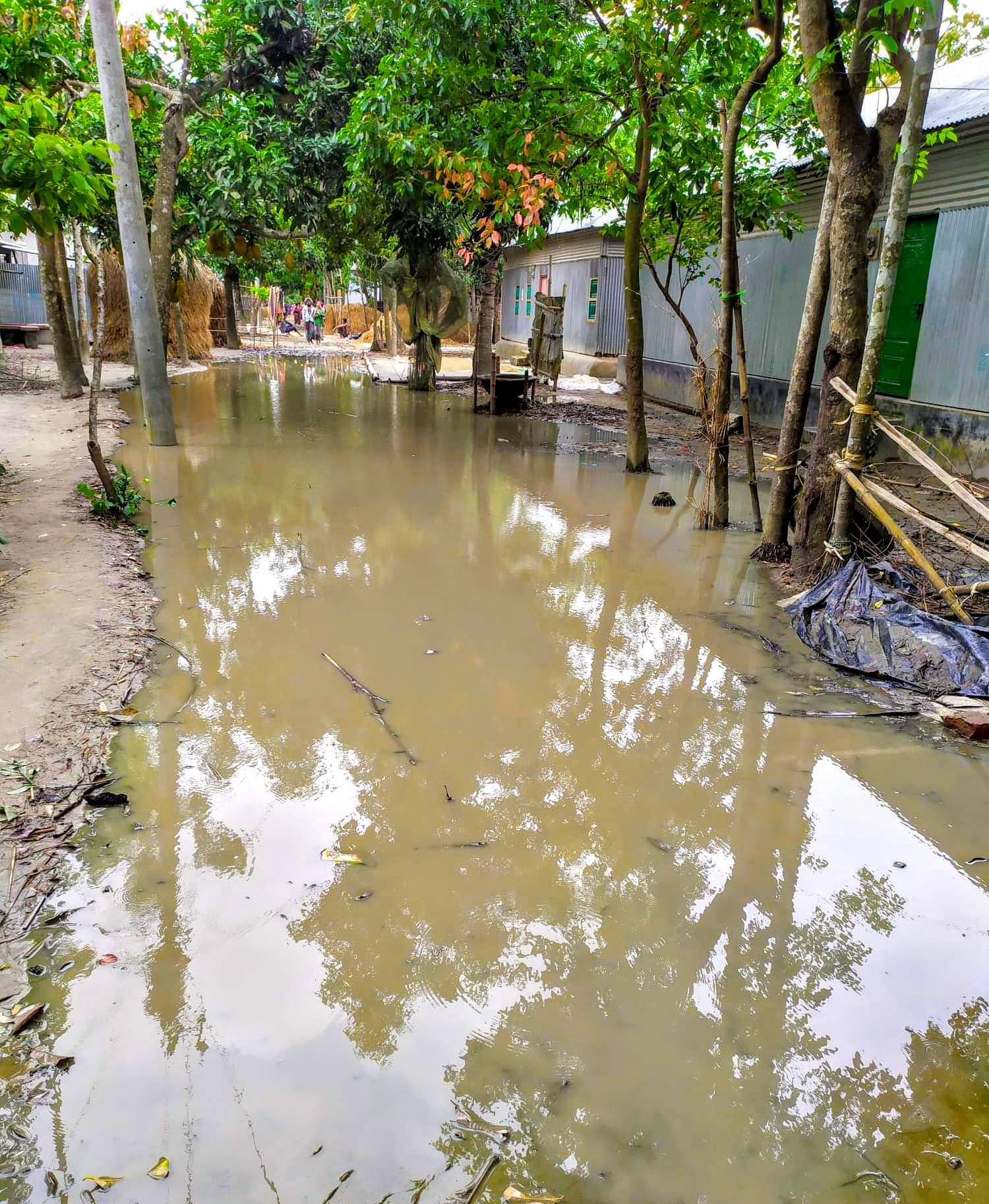 রাস্তায় হাঁটু পানি, সমস্যায় সহস্র মানুষ হাঁটু পানি রাস্তায় হাঁটু পানি, সমস্যায় সহস্র মানুষ