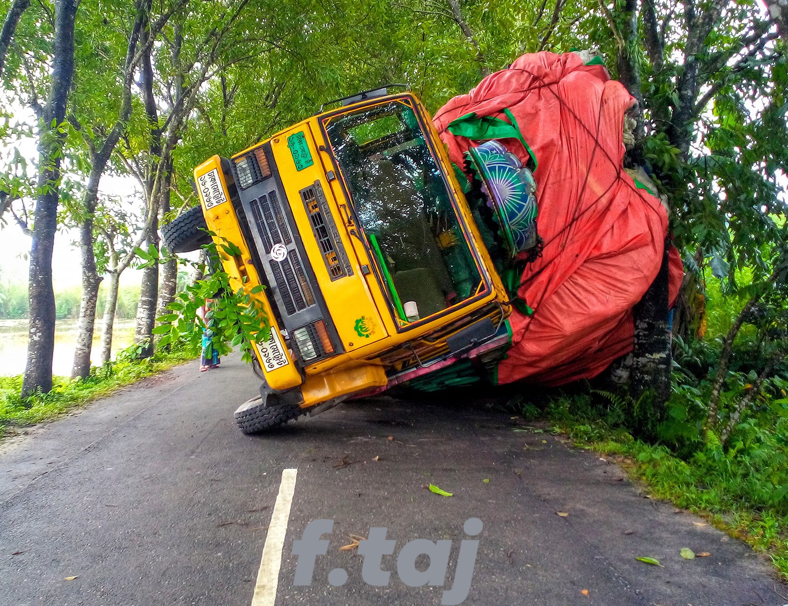 মুক্তাগাছায় ভাঙ্গা সড়কে ট্রাক গেলো উল্টে মুক্তাগাছায় ভাঙ্গা সড়কে ট্রাক গেলো উল্টে