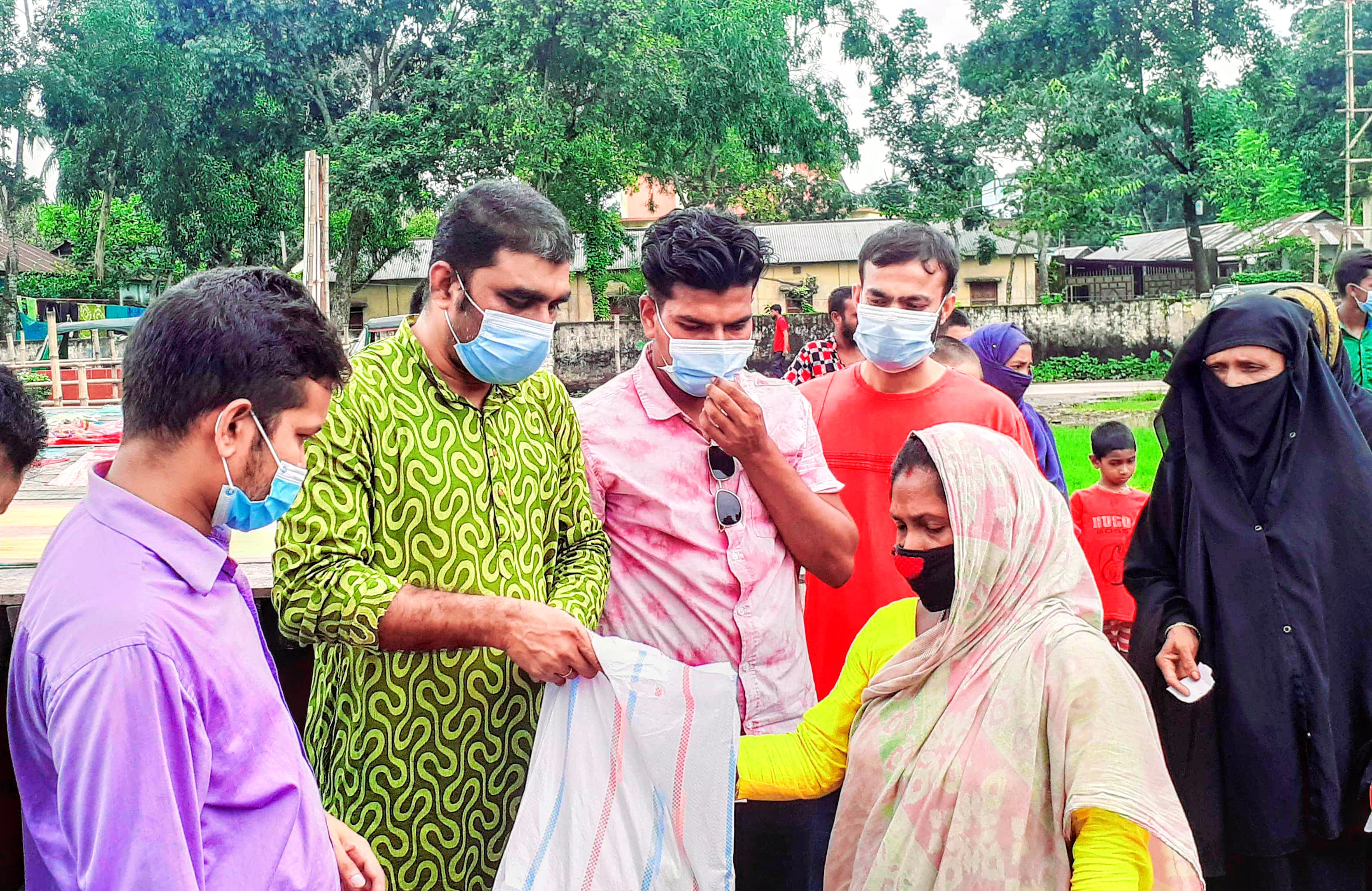 মুক্তাগাছায় স্বপ্নকুঁড়ির শিক্ষার্থীদের মাঝে ঈদ উপহার সামগ্রী বিতরণ মুক্তাগাছায় স্বপ্নকুঁড়ির শিক্ষার্থীদের মাঝে ঈদ উপহার সামগ্রী বিতরণ