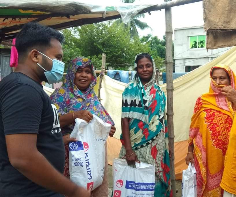 হৃদয়ে মুক্তাগাছা'র ঈদি সামগ্রী বিতরণ হৃদয়ে মুক্তাগাছা'র ঈদি সামগ্রী বিতরণ