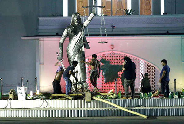 সুপ্রিম কোর্টের সুপ্রিম কোর্টের সামনে থেকে সরানো হলো ভাস্কর্য সরানো হলো সুপ্রিম কোর্টের সামনের ভাস্কর্য