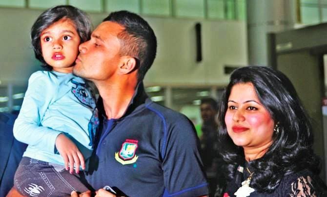মাশরাফি স্ত্রীর অসুস্থতার কারণে দেশে ফিরছেন মাশরাফি বিন মুর্তজা স্ত্রীর অসুস্থতার কারণে দেশে ফিরছেন মাশরাফি বিন মুর্তজা