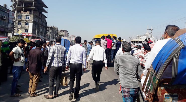 ঢাকামুখী গণপরিবহন বন্ধ ঢাকামুখী গণপরিবহন বন্ধ, বিপাকে যাত্রীরা হঠাৎ বাস বন্ধ, বিপাকে যাত্রীরা