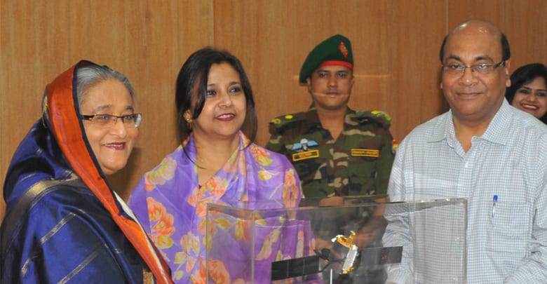 বঙ্গবন্ধু স্যাটেলাইট বঙ্গবন্ধু স্যাটেলাইটের রেপ্লিকা প্রধানমন্ত্রীর কাছে হস্তান্তর বঙ্গবন্ধু স্যাটেলাইটের রেপ্লিকা প্রধানমন্ত্রীর কাছে হস্তান্তর