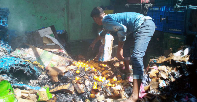 মুক্তাগাছায় ফল গুদামে আগুন মুক্তাগাছায় ফল গুদামে আগুন