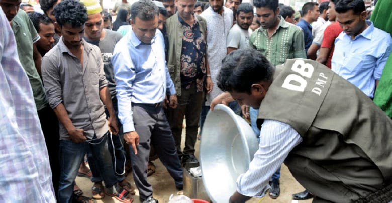 পঁচা ও বাসি খাদ্যদ্রব্য রাখা পল্লবীতে চার রেস্টুরেন্টকে দু’লক্ষাধিক টাকা জরিমানা পল্লবীতে চার রেস্টুরেন্টকে দু’লক্ষাধিক টাকা জরিমানা