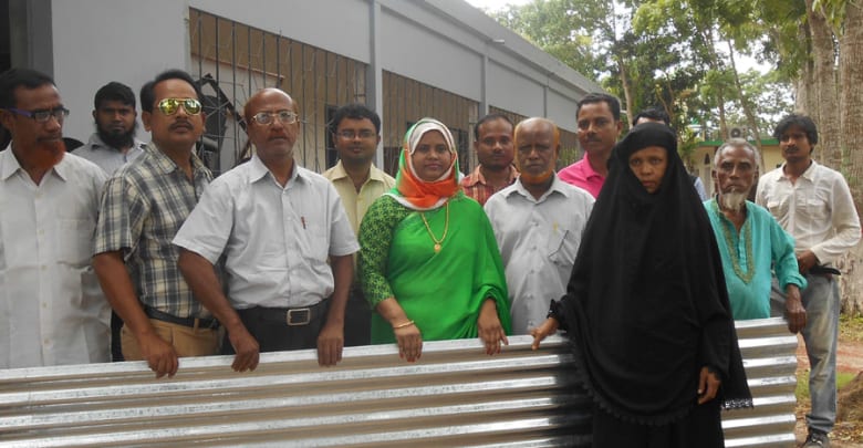 মুক্তাগাছায় ঝড়ে ক্ষতিগ্রস্থদের মাঝে ঢেউটিন বিতরণ মুক্তাগাছায় ঝড়ে ক্ষতিগ্রস্থদের মাঝে ঢেউটিন বিতরণ টিন বিতরণ করছেন জোসনারা মুক্তি