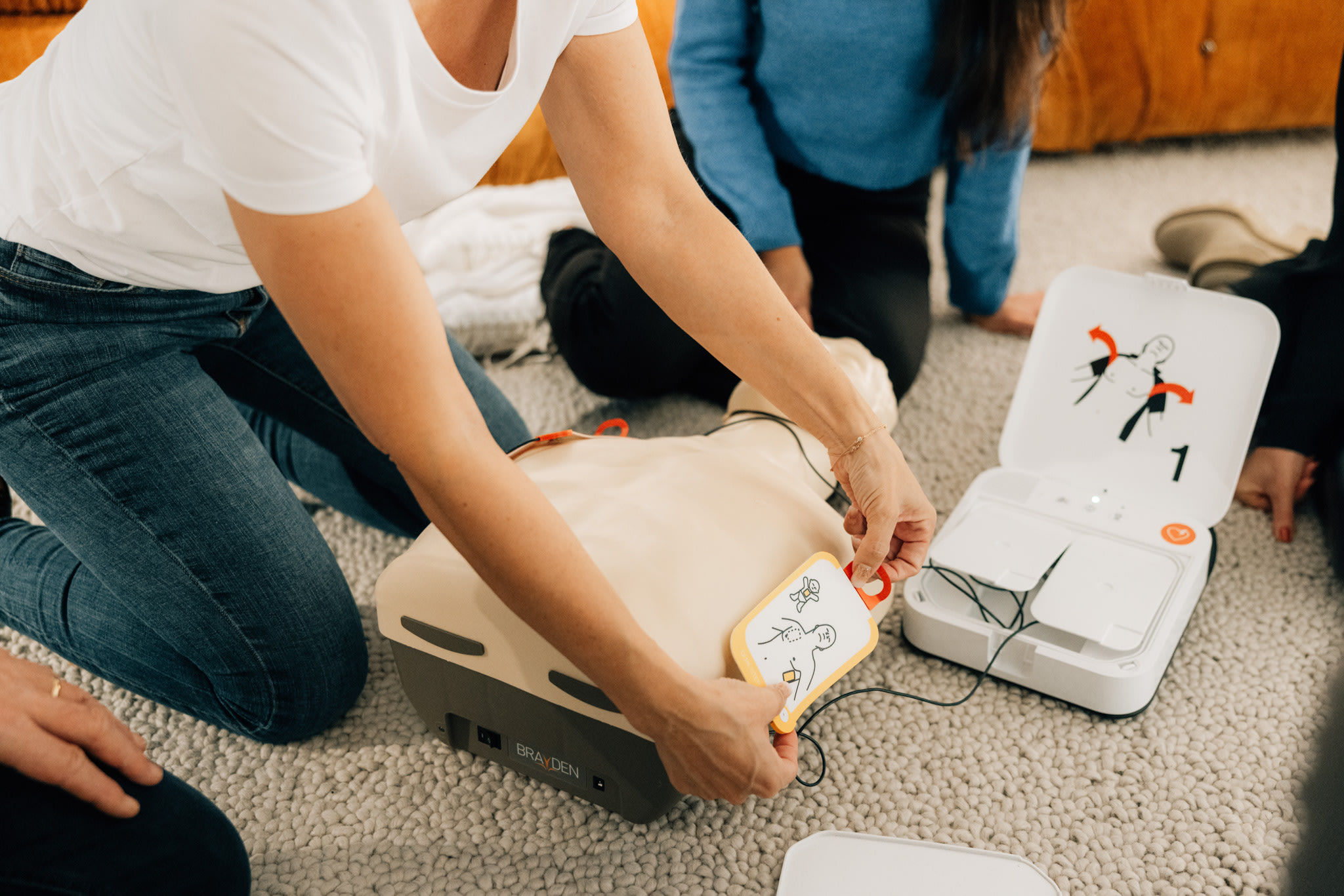 Defibrillator anbringen