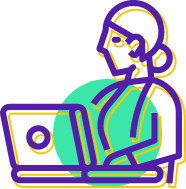 Mujer en el computador portatil