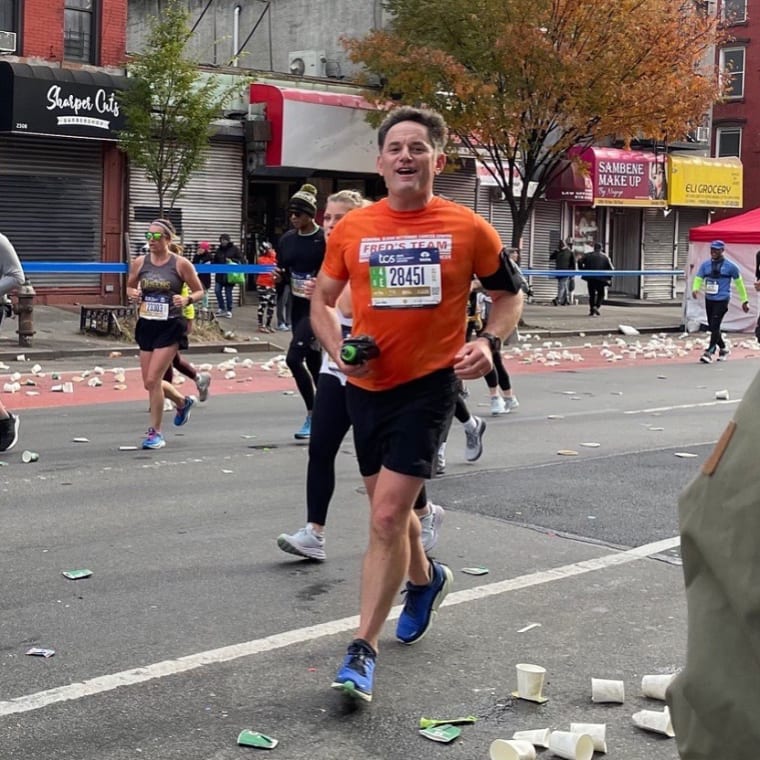 有什么是我们教职员不能做的吗?!祝贺Marek Fuchs教授举办了@nycmarathon，并在@memorialsloankettering网站为癌症研究筹集了4万多美元!‍♂️‍♂️‍♂️#sarahlawrencecollege #sarahlawrence #faculty #writing #running #runner #nycmarathon #marathon