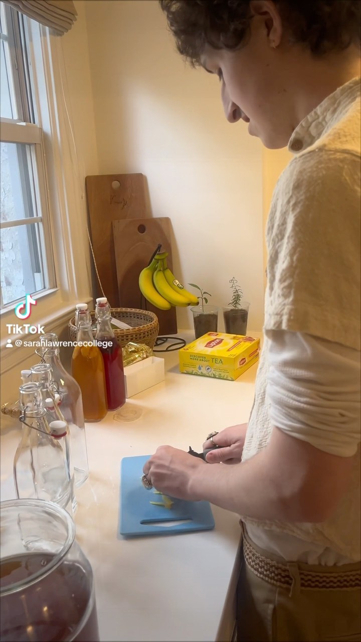 Video of a person making Kombucha