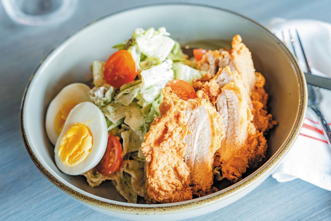 Buttermilk salad with crispy fried chicken