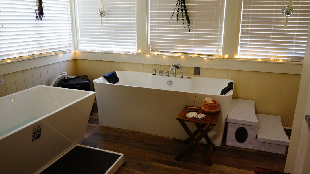 A detoxifying salt bath and cold plunge tub are services offered as part of the membership package.
