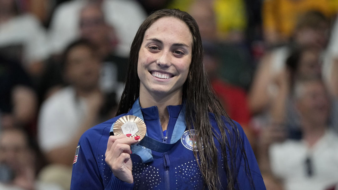 Emma Weyant with her bronze medal.