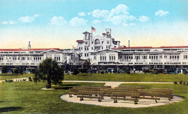 The sprawling McAnsh Park once fronted the Mira Mar Hotel along Sarasota Bay, as seen in this 1925 postcard.
