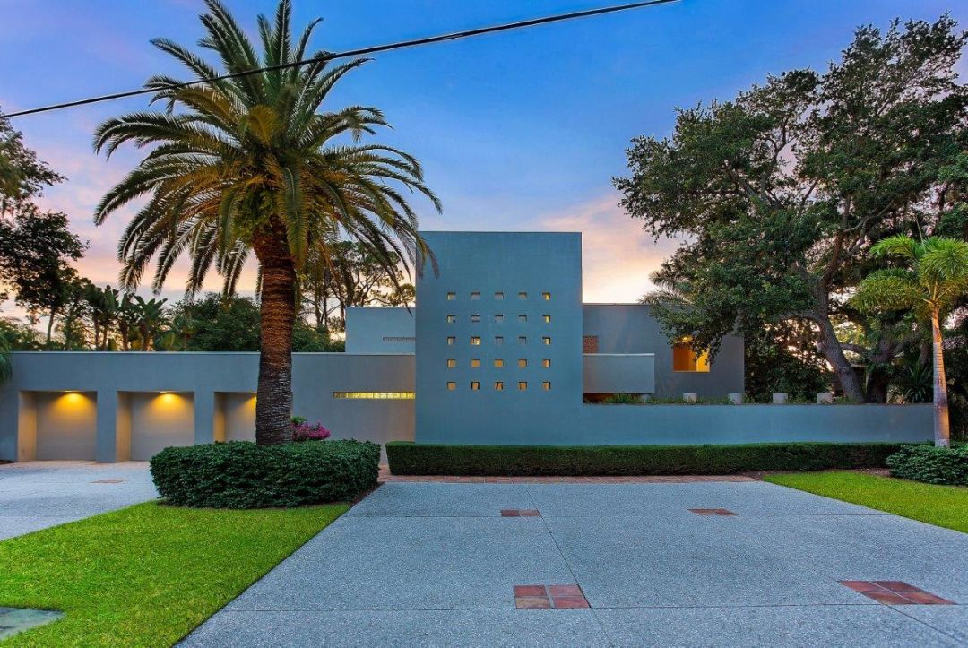 Guy Peterson received the Citation Award for Test of Time for the Field Club House in Sarasota.