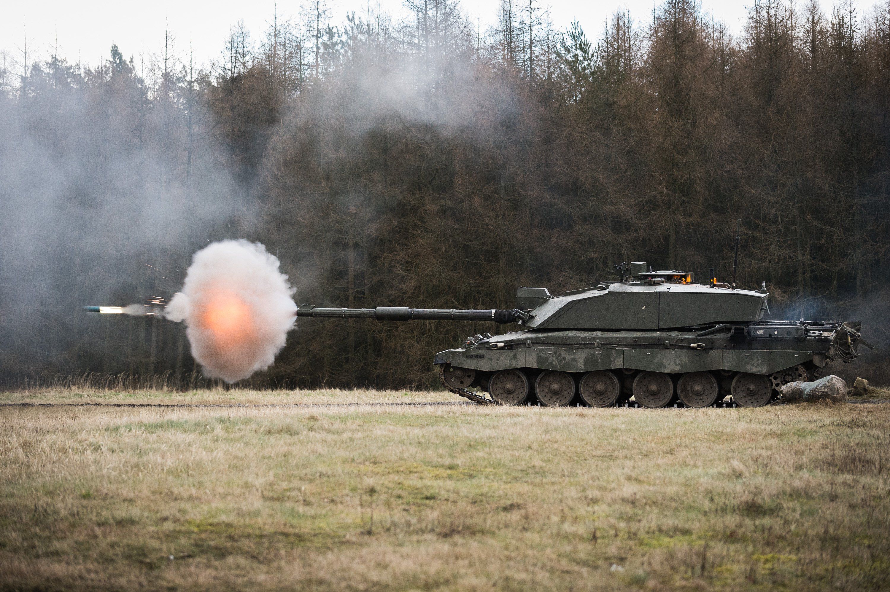 UK to send Challenger 2 tanks to Ukraine, Rishi Sunak confirms - BBC News