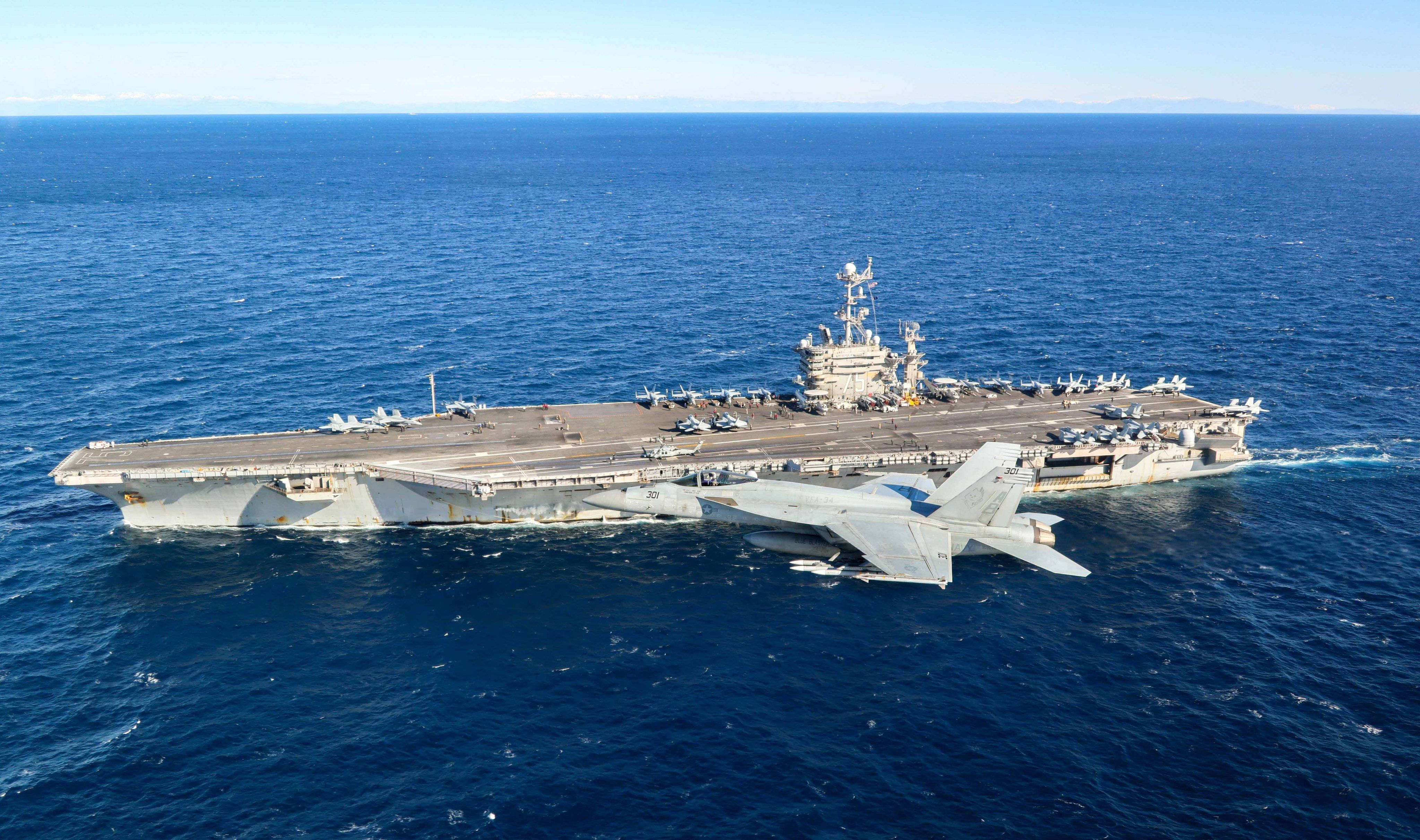 An F-18 fell into Sea from an Aircraft Carrier
