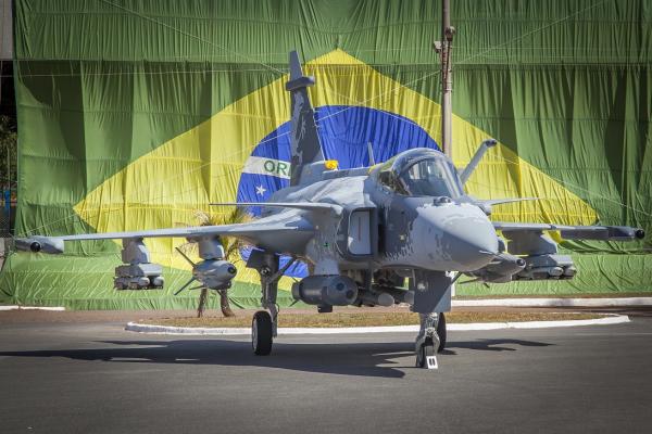 First of 36 Saab F-39E Gripen fighter aircraft arrives in Brazil