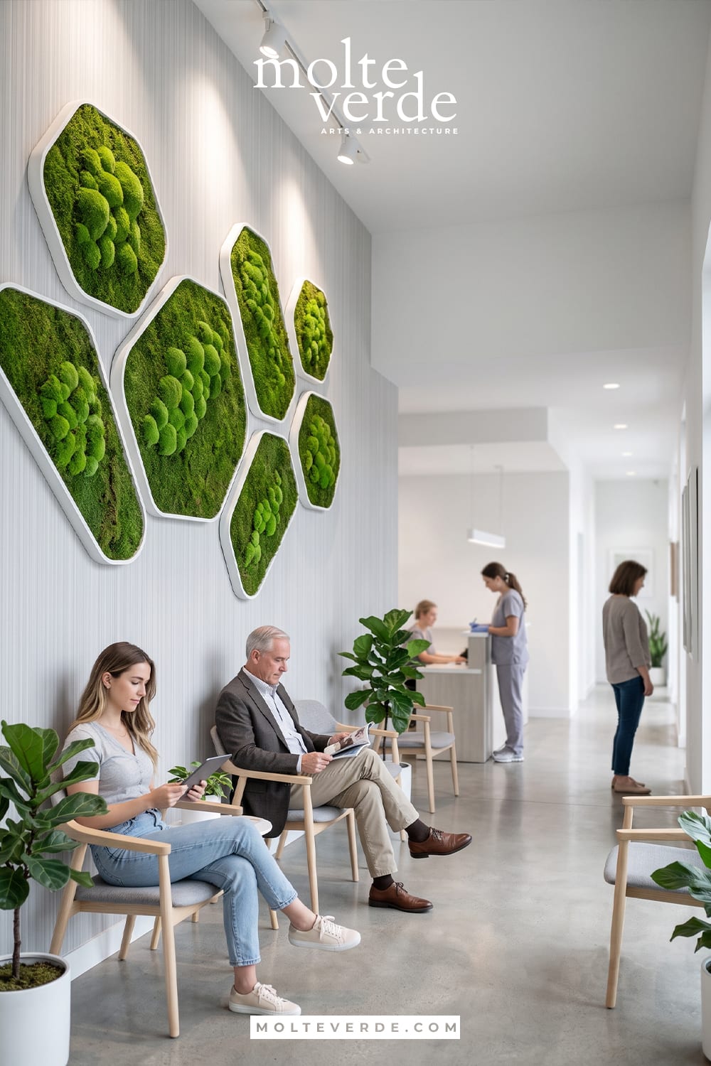 Minimal bir bekleme salonunda duvarda yosundan pano tasarımları