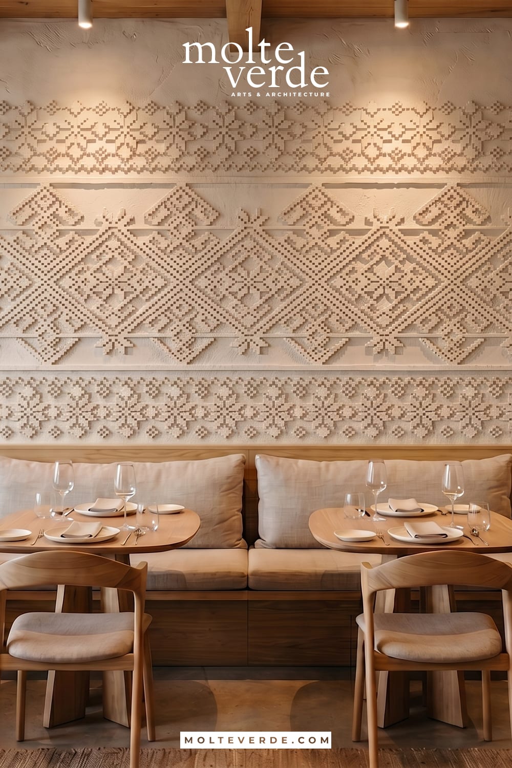 Kafe sedirleri arka duvarında geometrik kilim desen temalı 3 boyutlu duvar rölyefi tasarımı