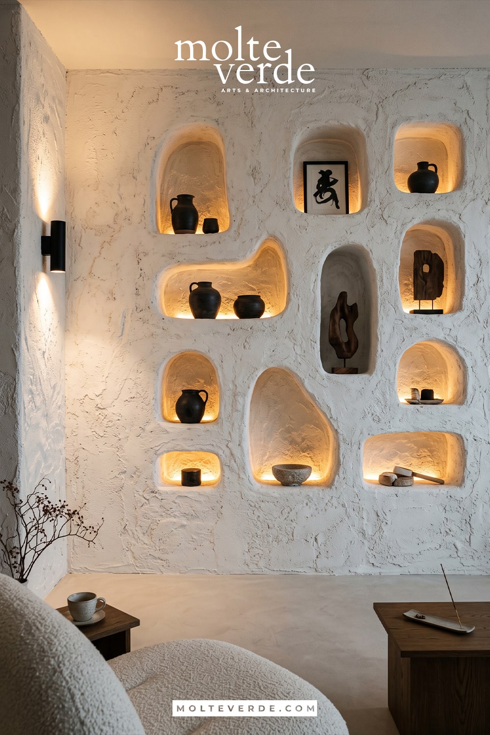 Wabi sabi tarzında mekandaki duvarda niş tasarımları