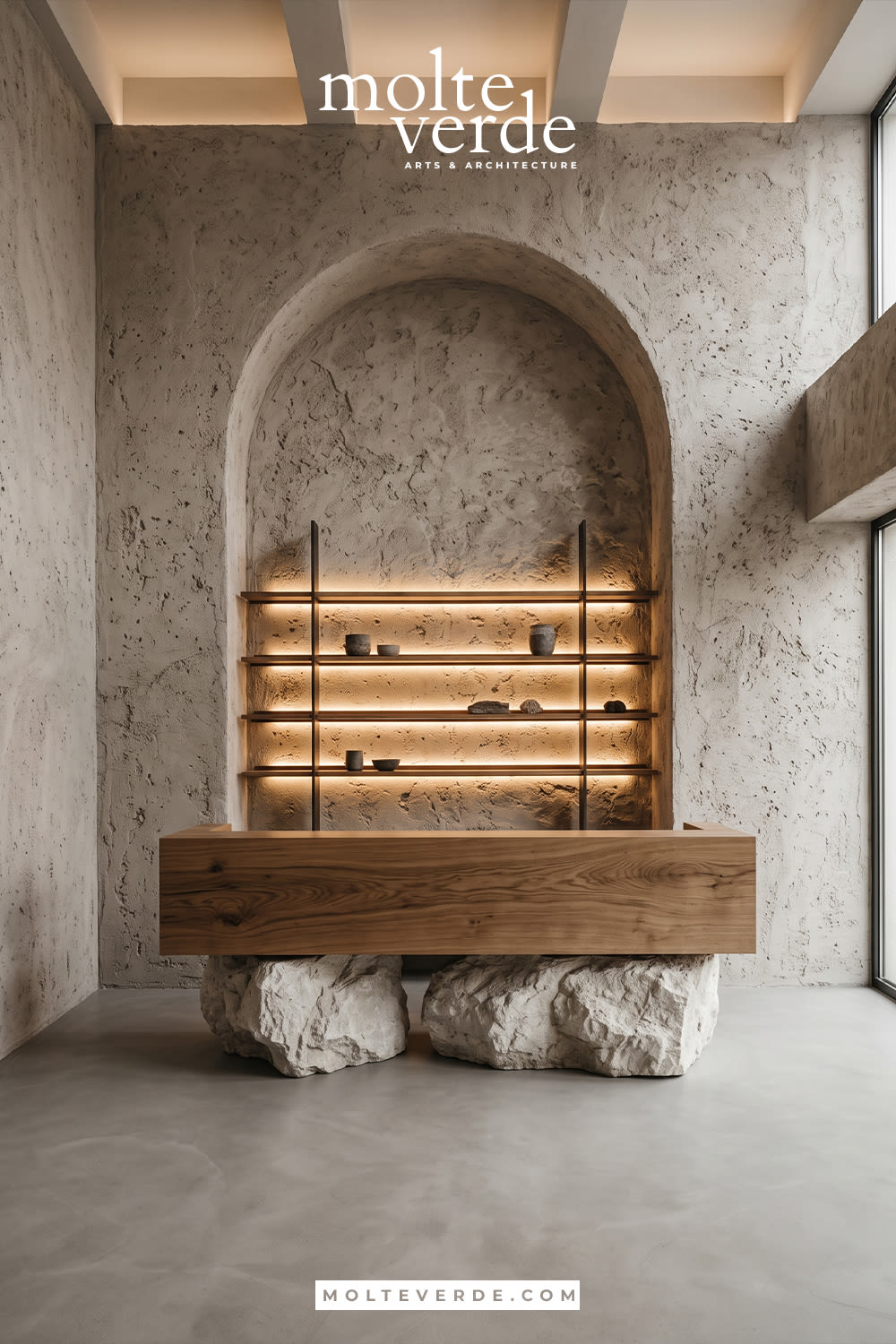 Wabi Sabi tarzındaki lobinin duvarında kemerli modern niş tasarımı