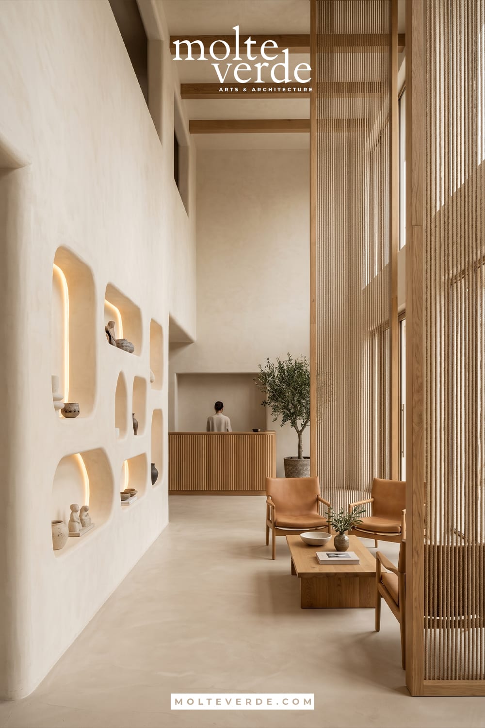 Wabi Sabi tarzındaki bir spa lobisinin duvarında organik niş tasarımları