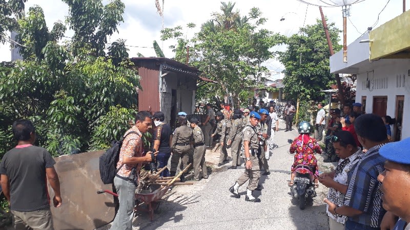 Bongkar Bangunan di Atas Parit Jalan Pattimura Ujung Bongkar Bangunan di Atas Parit Jalan Pattimura Ujung