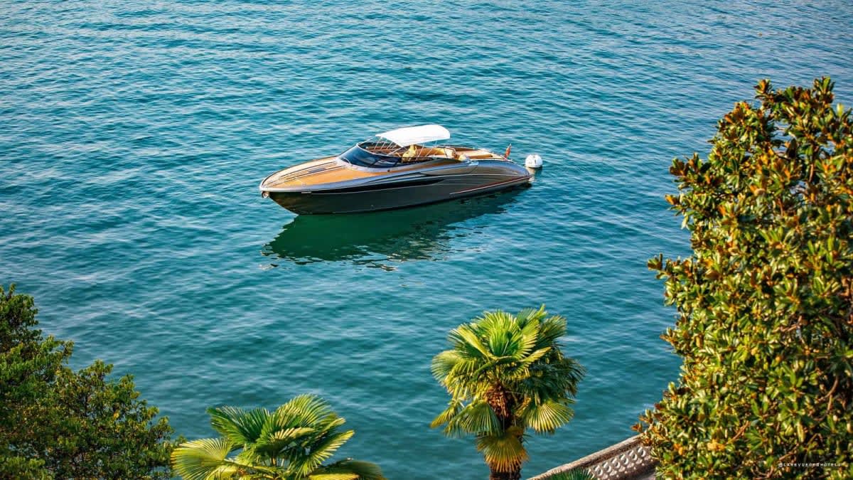 Arrivals by Riva speedboat, a recurring motif in season 2